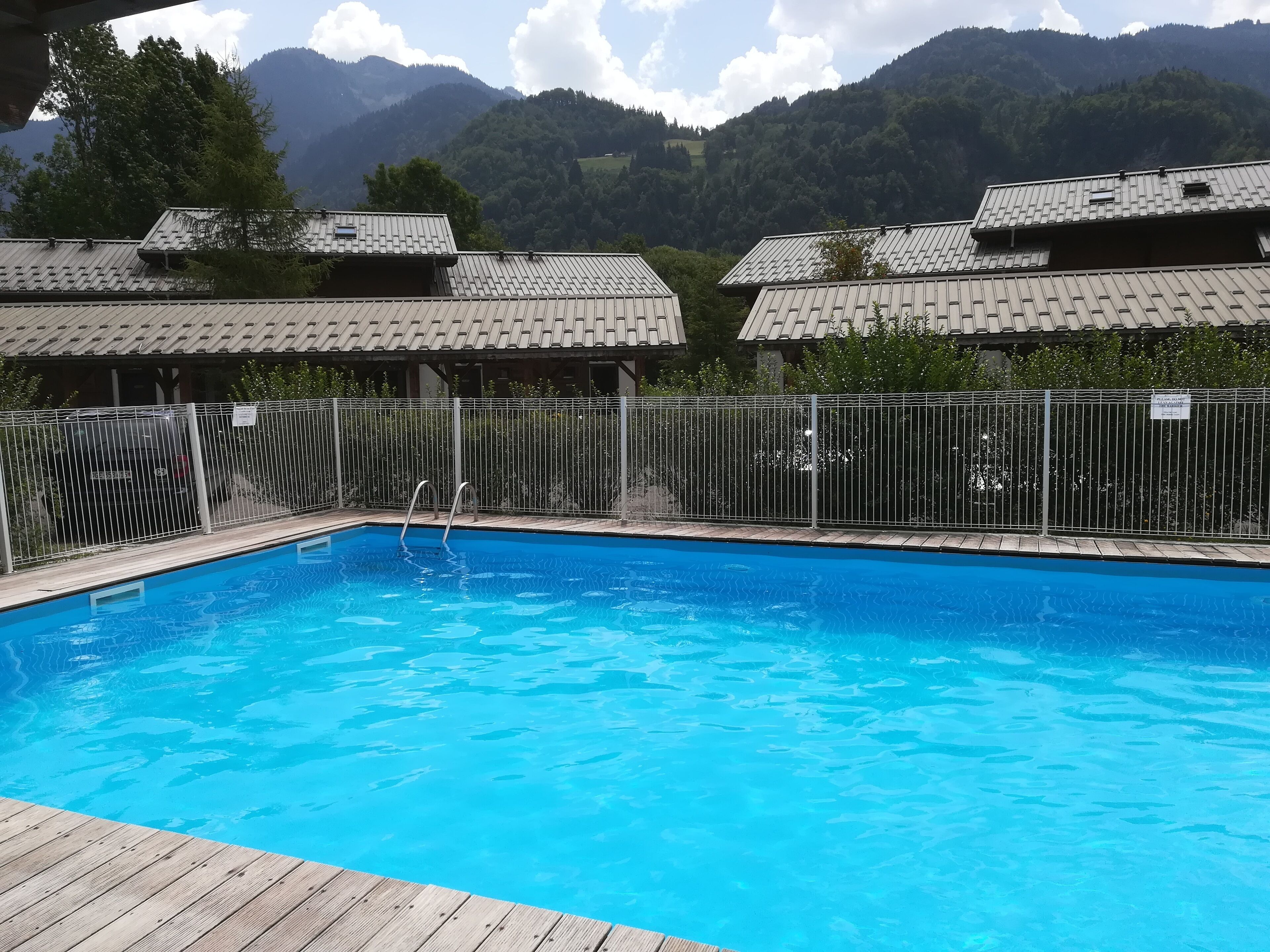 من حمّامات السباحة المغطاة، حمّام سباحة خارجي