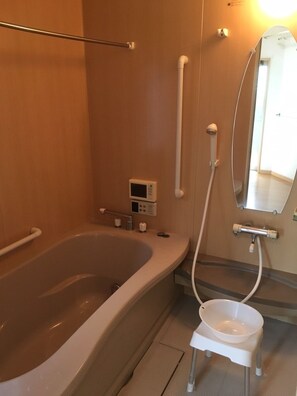 Badewanne und Dusche (separat), kostenlose Toilettenartikel