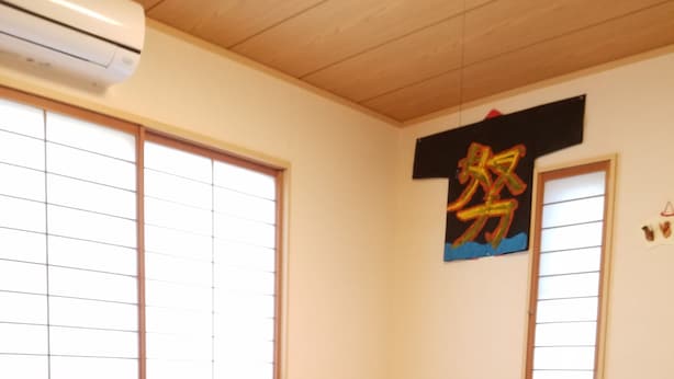 Une chambre avec un lit, une fenêtre et un climatiseur.