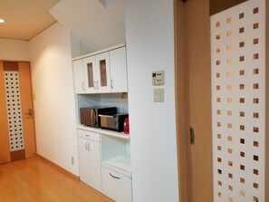 House | Private kitchenette | Shared fridge, microwave - Villa M guesthouse (Kanazawa)