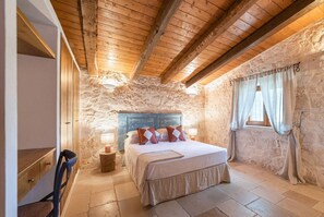 2 habitaciones, tabla de planchar con plancha y cuna de viaje 
