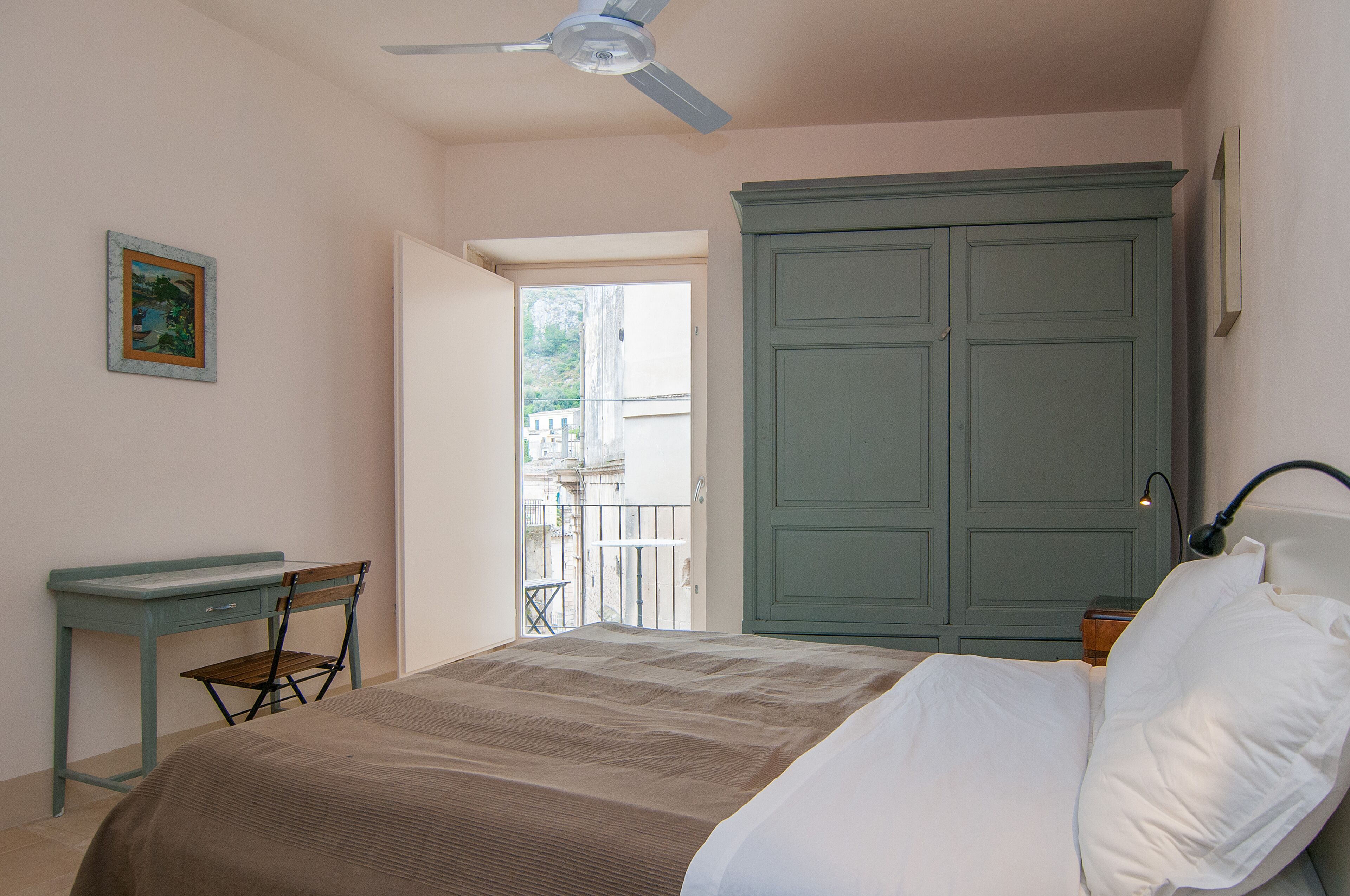 2 bedrooms, desk, iron/ironing board, WiFi