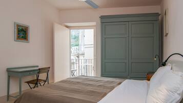 2 bedrooms, desk, iron/ironing board, WiFi