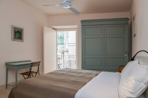 2 habitaciones, escritorio, tabla de planchar con plancha y wifi