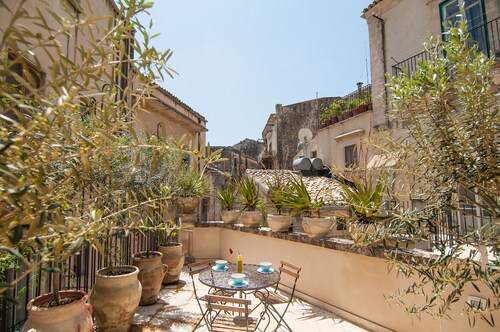 Palazzo degli Olivi - The Jasmine Terrace in the monumental area of Modica