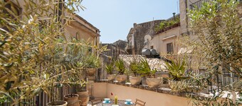 パラッツォデリオリヴィ-モディカの記念碑的なエリアのジャスミンテラス