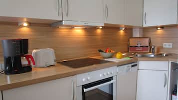 Frigorífico, placa de cocina, lavavajillas y cafetera o tetera