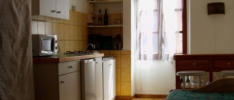 Jääkaappi, mikroaaltouuni, liesi, kahvin-/teenkeitin