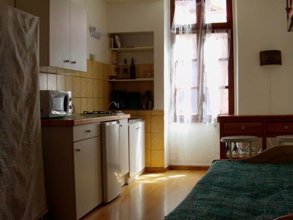 Réfrigérateur, micro-ondes, plaque de cuisson, cafetière/bouilloire