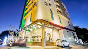 A multi-story hotel with a modern design, featuring a prominent entrance with glass doors and a covered area. - Continent Centrepoint Hotel Makassar (Makassar)