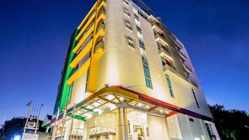 Bagian depan properti - sore/malam