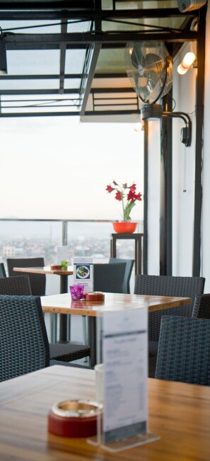 Lounge - Continent Centrepoint Hotel Makassar (Makassar)