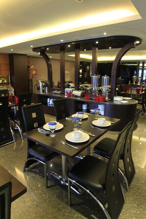 Breakfast, lunch, dinner served; Indonesian cuisine - Continent Centrepoint Hotel Makassar (Makassar)