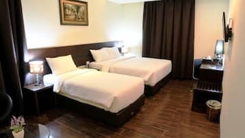 Family Room | In-room safe, desk, blackout curtains, free WiFi