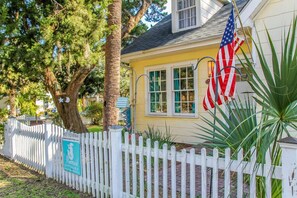 Exterior - Rose's Folie  PETS Fenced Yard. North End (Tybee Island)