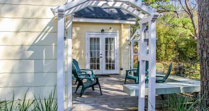 Rose's Folie c1939! Charming unique North End Cottage, fenced yard for pets!