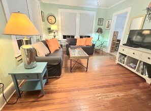 TV, books - Rose's Folie c1939! Charming unique North End Cottage, fenced yard for pets! (Tybee Island)