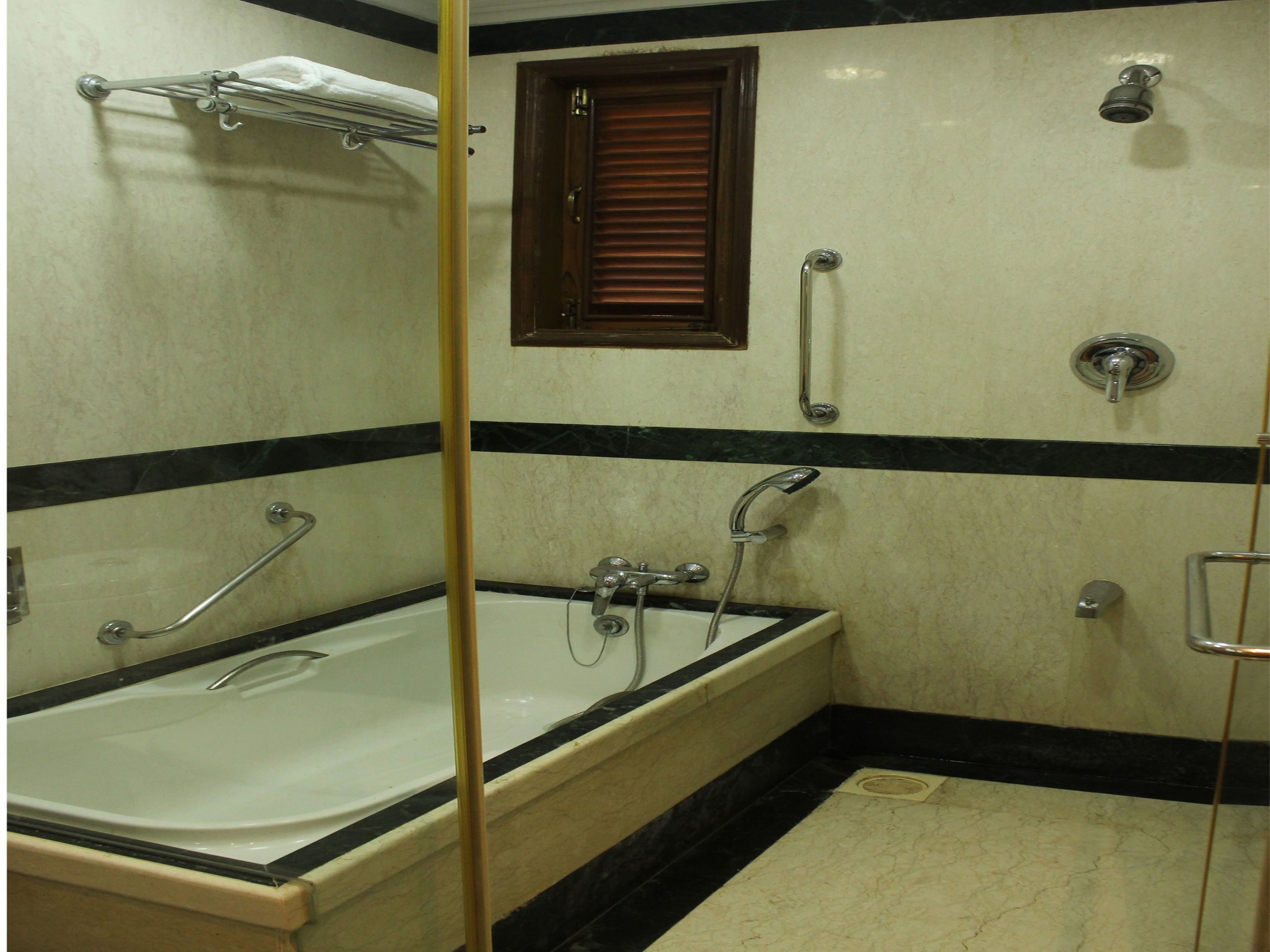 Standard Double or Twin Room | Bathroom | Rainfall showerhead, free toiletries, towels