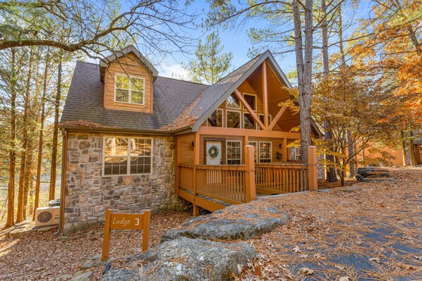 Exterior - Gorgeous and Spacious Stonebridge Lodge! Close to Branson and Pet Friendly! (Branson West)