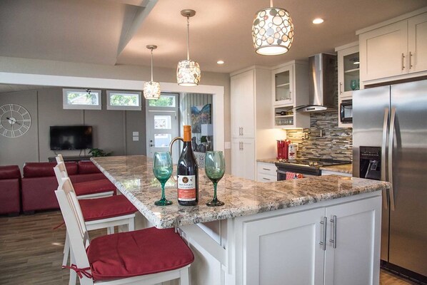 冷蔵庫、電子レンジ、オーブン、コンロ