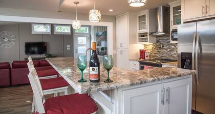 Location, Location!!! Only 2 Blocks to Downtown Main Street! New!! Hot Tub!