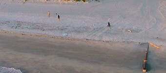 AMAZING BEACHFRONT, SLEEP .SAVE $ s. Bottenvåning, WIFI, kabel-TV, stan bara 2 BLK