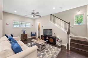 Smart TV, books, video library, stereo - Top Rated Oasis in Prime South Congress Location and Close to Downtown (Austin)