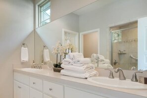 Dusch, hårtork, handdukar och tvål