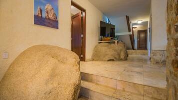 4 chambres, coffres-forts dans les chambres, fer et planche Ă repasser