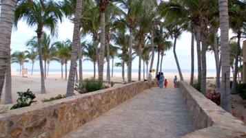 Chaises longues, serviettes de plage