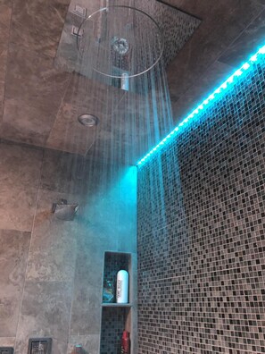 Dusche, Haartrockner, Handtücher, Seife