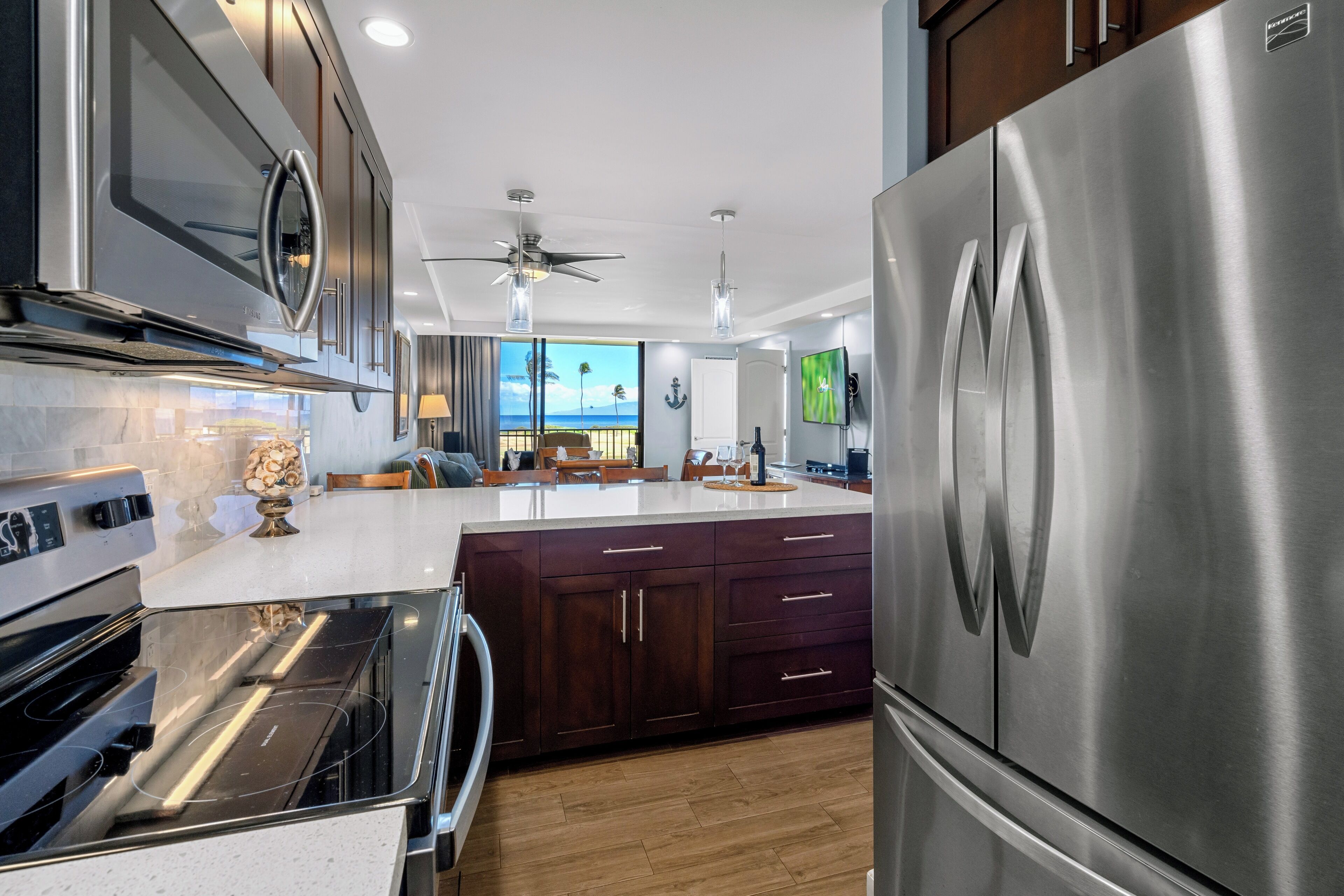 Kjøleskap, mikrobølgeovn, ovn og kokeplater