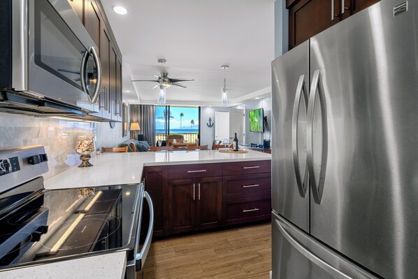 Jääkaappi, mikroaaltouuni, uuni, liesi