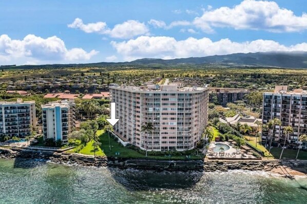 A hotel with a central courtyard, a pool, and a view of the surrounding landscape. - West Maui Studio at BeachFront Resort w Pool- Sleeps 3 Royal Kahana 104 (Lahaina)
