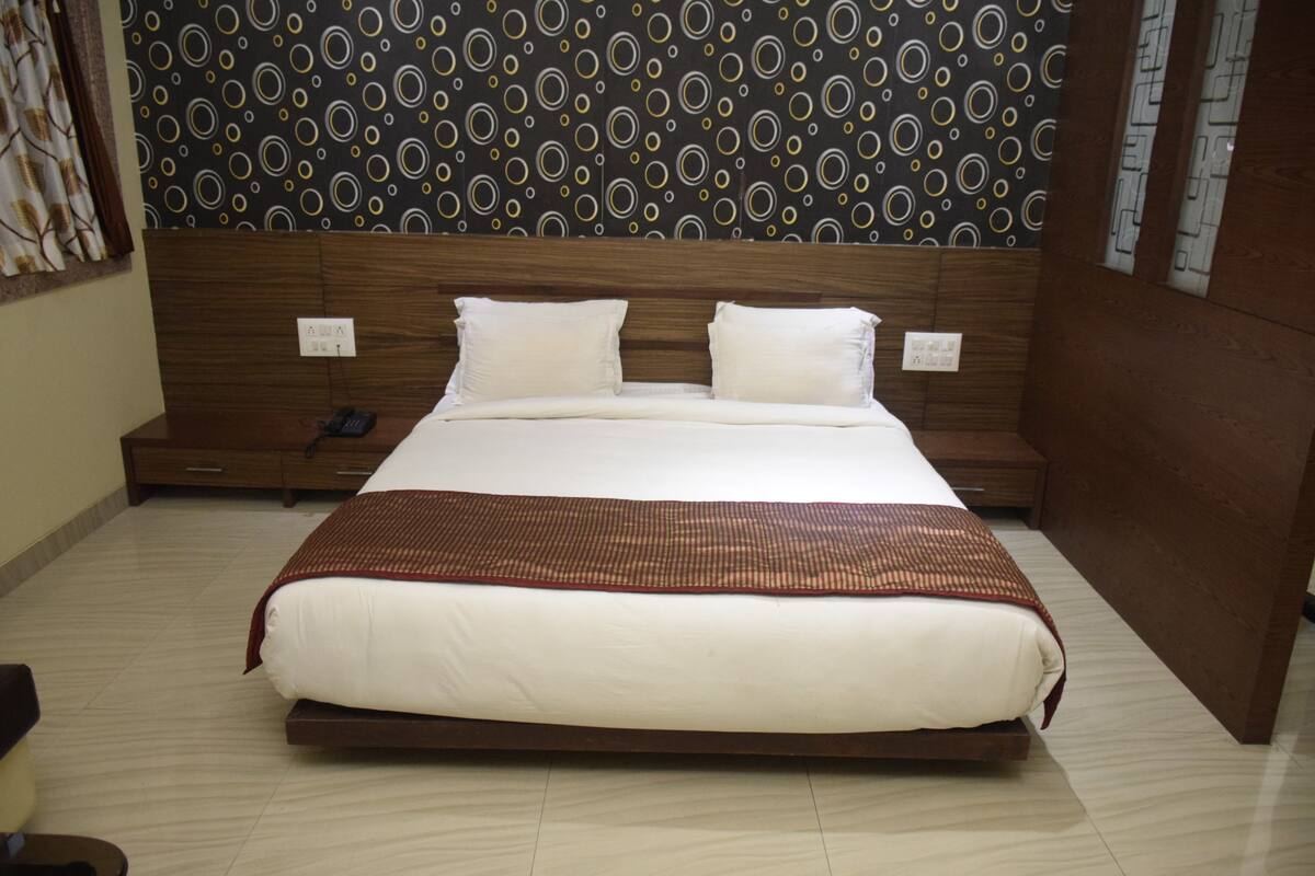 1 bedroom, premium bedding, desk, rollaway beds