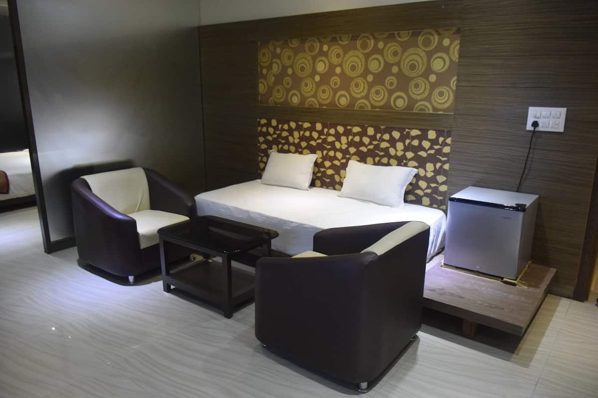 Luxury Suite | Living area | Flat-screen TV