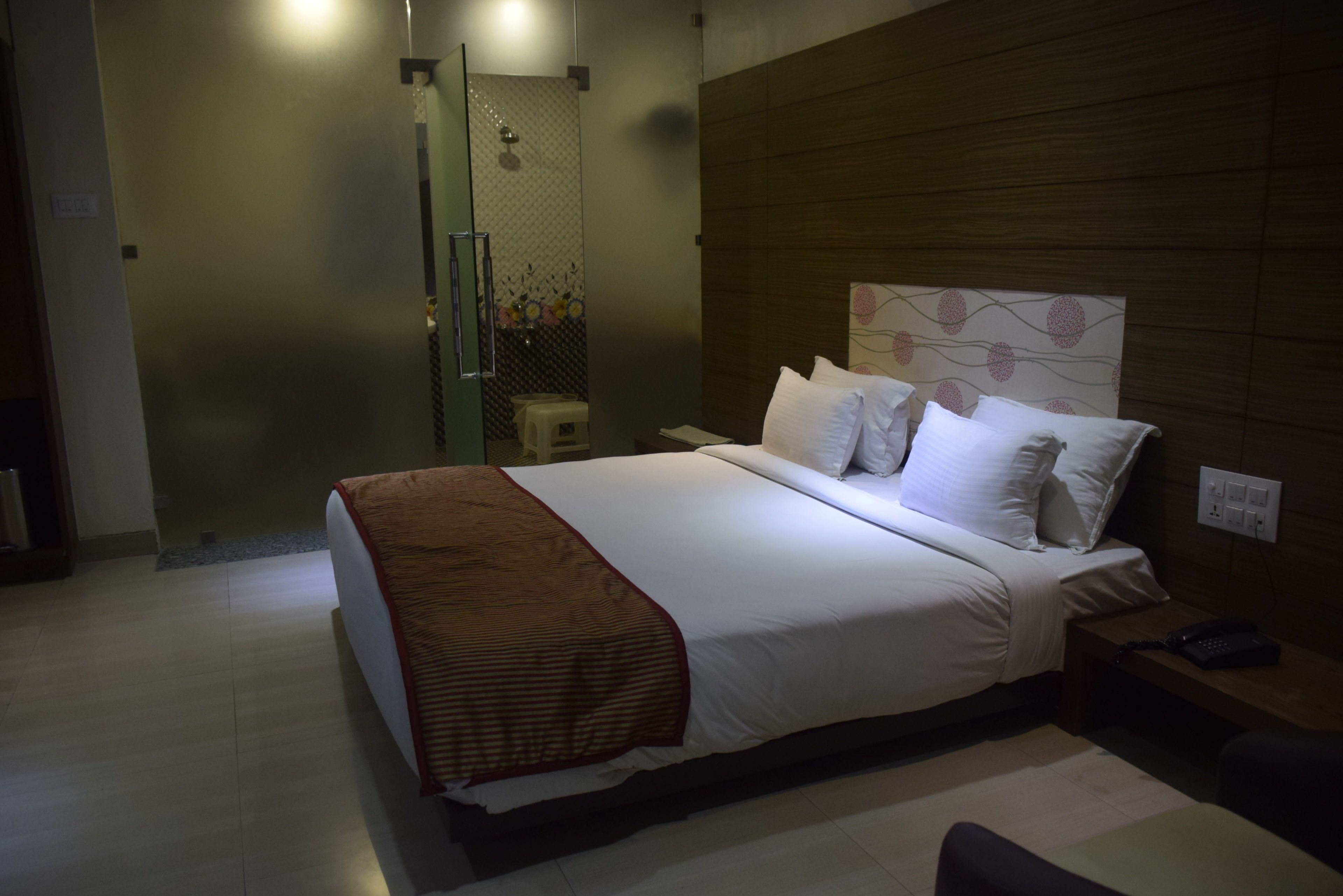 1 bedroom, premium bedding, desk, rollaway beds