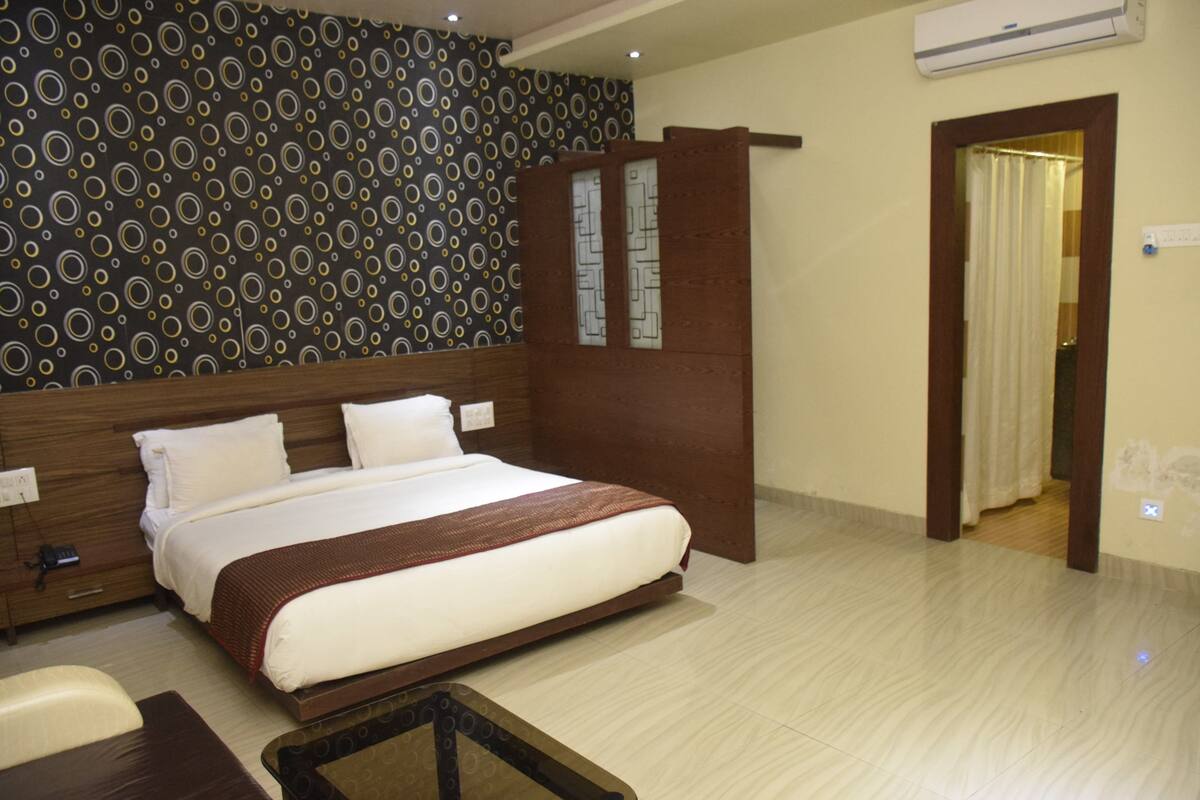 Deluxe Double Room, 1 Queen Bed | 1 bedroom, premium bedding, desk, rollaway beds