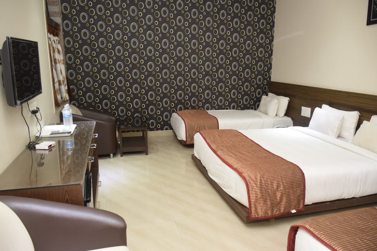 Family Room | 1 bedroom, premium bedding, desk, rollaway beds