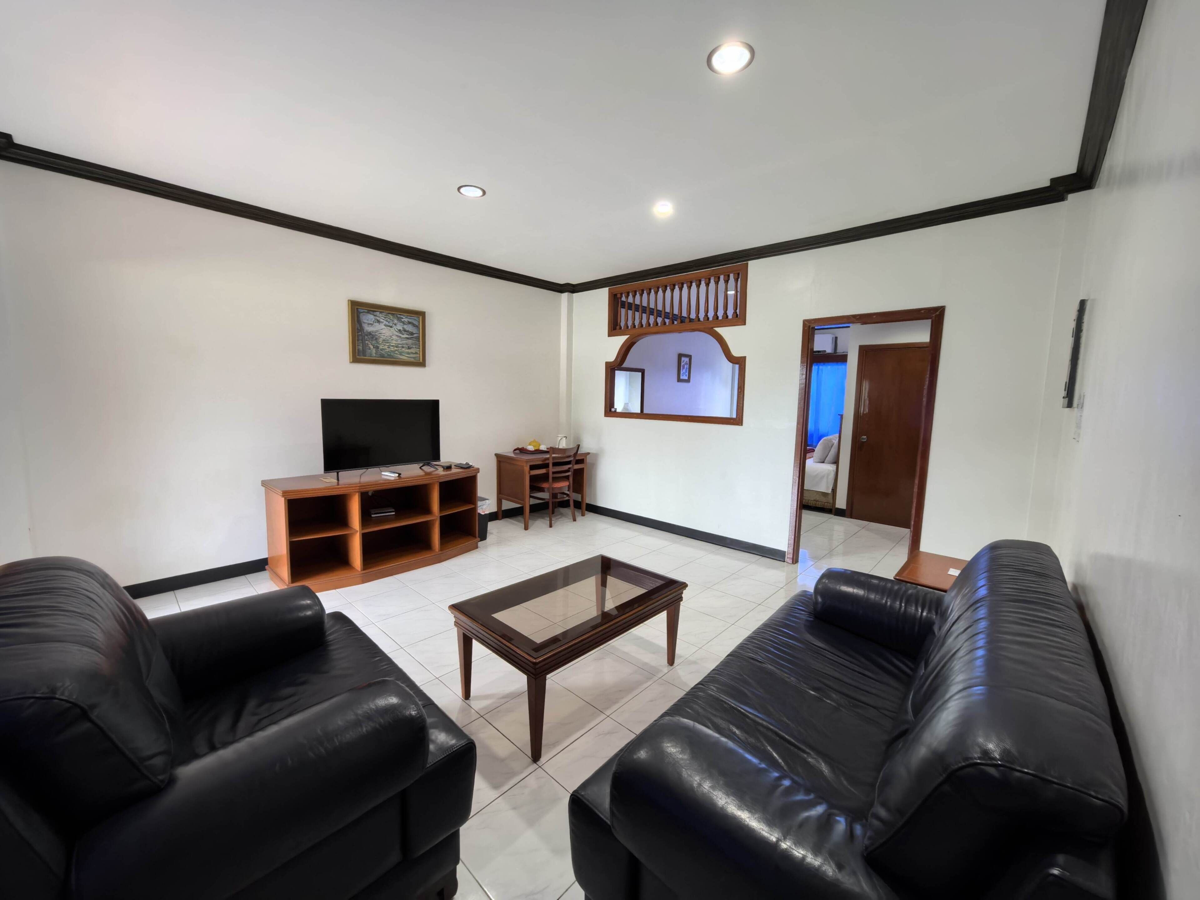 Basic Single Room, 1 Queen Bed | Living area