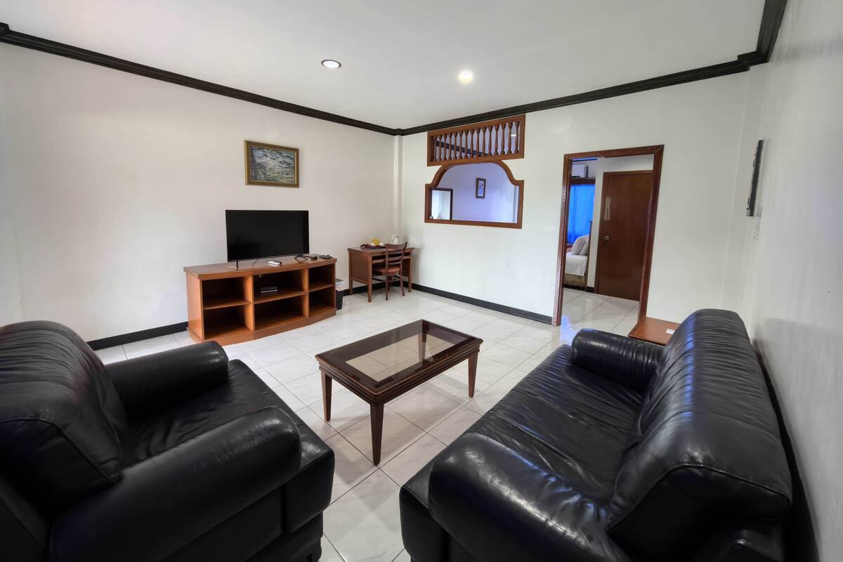 Basic Single Room, 1 Queen Bed | Living area