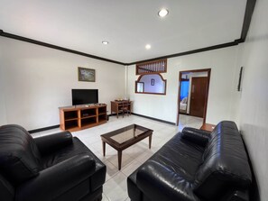 Basic Single Room, 1 Queen Bed | Living area | Flat-screen TV