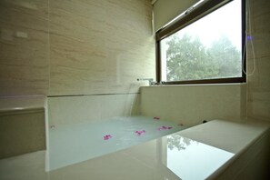 A bathroom with a bathtub, a window, and a mirror. - Sin Ging Hong Resort (Lugu)