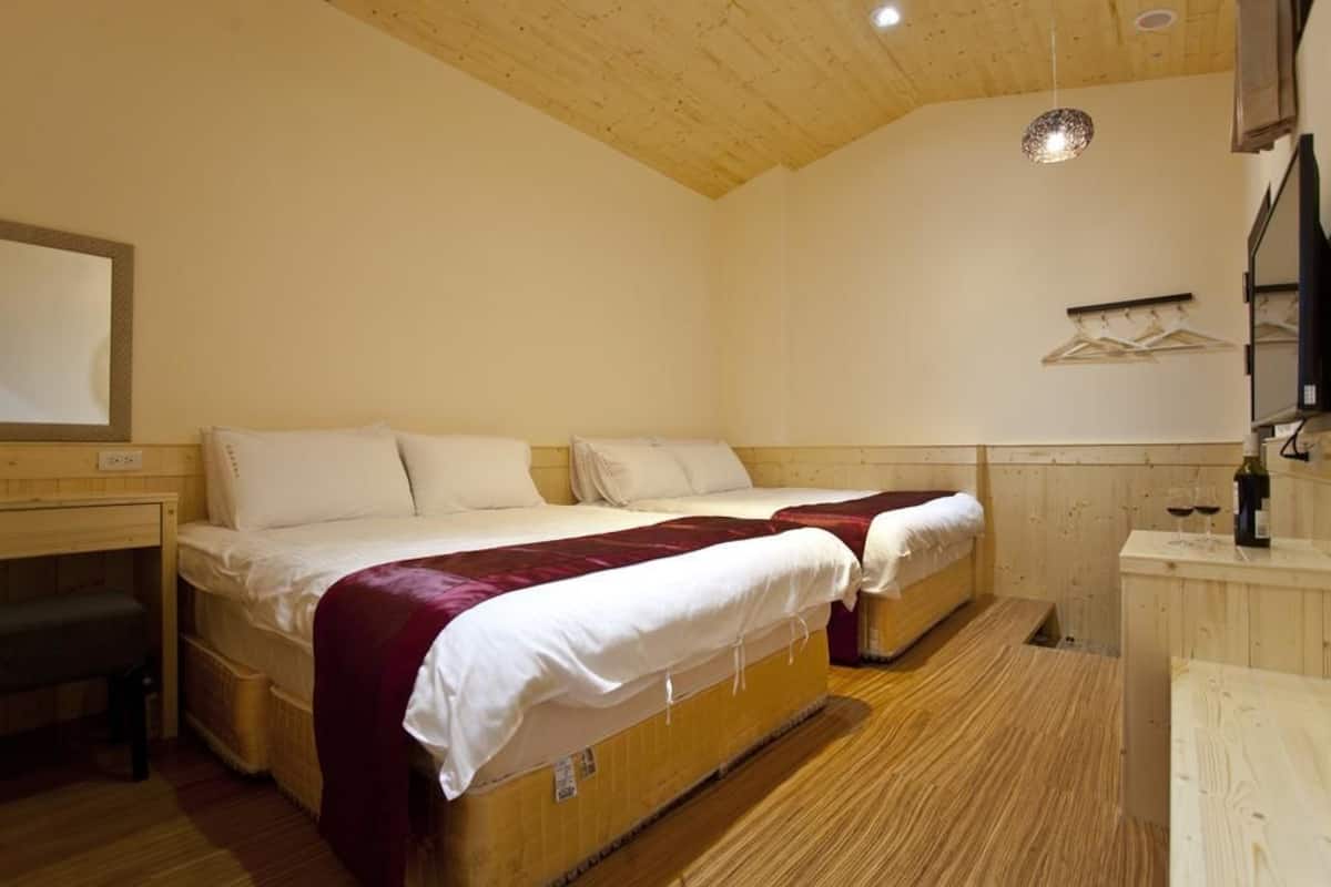 Habitación cuádruple estándar, bañera de hidromasaje | Cortinas opacas, sistema de insonorización, wifi gratis y ropa de cama