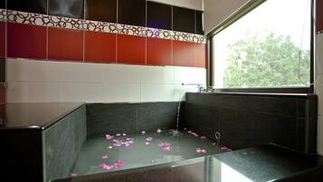 Quarto quádruplo standard, vista para a montanha | Banheiro | Banheira e chuveiro separados, banheira de hidromassagem
