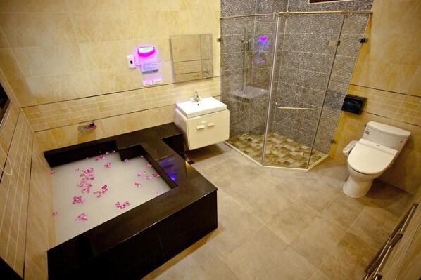 Chambre quadruple Standard, balcon | Salle de bain | Baignoire et douche séparées, baignoire à remous