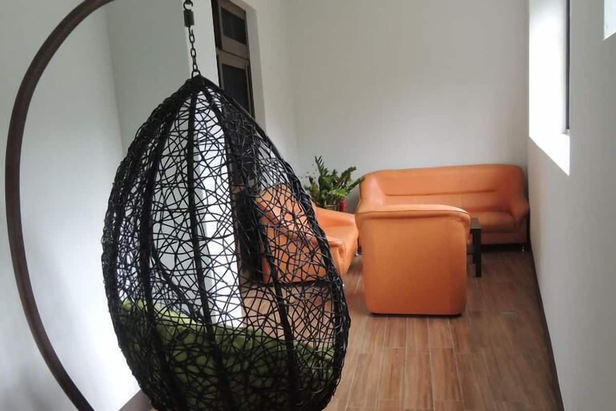 Habitación cuádruple estándar, balcón | Zona de estar | Una televisión LCD