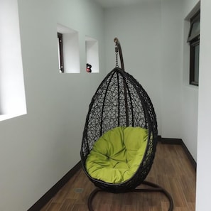 Habitación cuádruple estándar, balcón | Zona de estar | Una televisión LCD