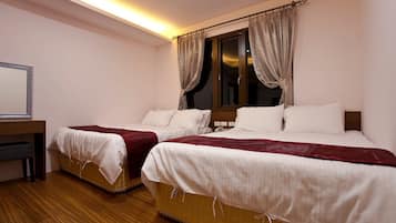 Standard Quadruple Room, Mountain View | Langsir/tirai gelap terus, kalis bunyi, Wi-fi percuma, cadar katil