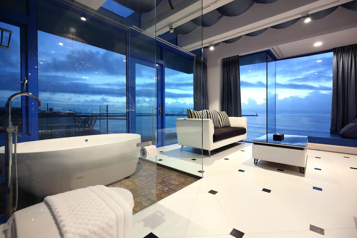 Suite Presidensial | Kamar mandi | Kombinasi shower/bathtub, pancuran hujan,  dan perlengkapan mandi gratis